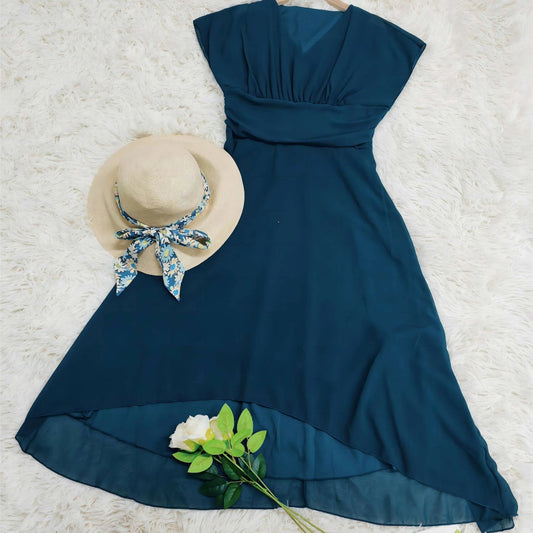 Abito estivo blu elegante su tappeto bianco, accompagnato da cappello di paglia con nastro floreale e rosa bianca. Moda donna, abbigliamento estivo.
