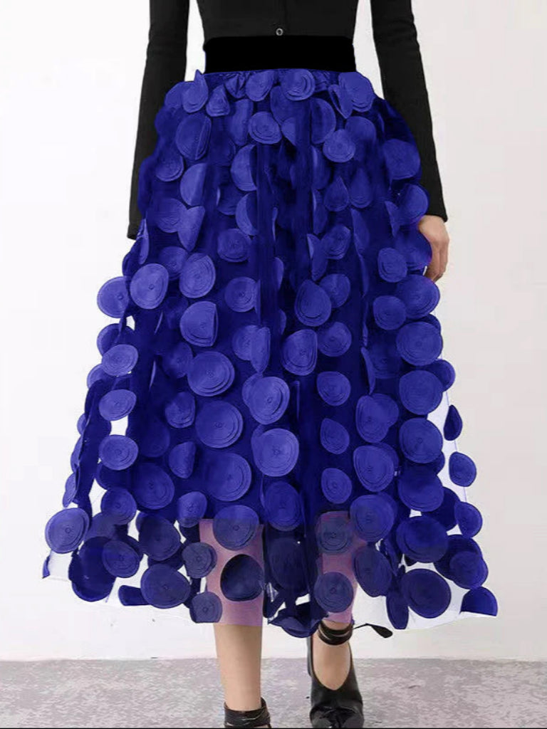Gonna blu a pois, design elegante e moderno, indossata con top nero. Moda femminile, abbigliamento trendy, stile unico.