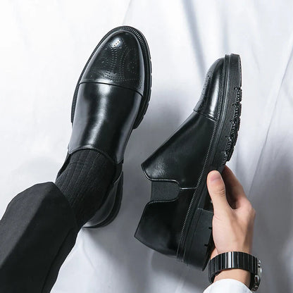 Scarpe eleganti uomo in pelle nera, design classico con punta decorata, indossate con calzini neri e pantaloni formali. Moda maschile, calzature di lusso.