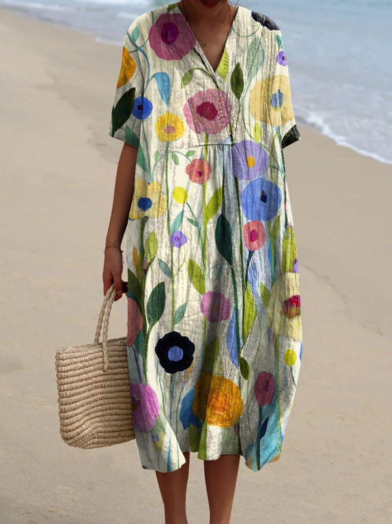 Donna in abito estivo floreale colorato su spiaggia, con borsa di paglia. Moda mare, abbigliamento estivo, vestito casual donna.
