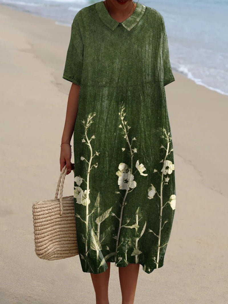 Donna in abito verde floreale su spiaggia, borsa di paglia in mano. Moda estiva, abbigliamento casual, stile vacanza mare.