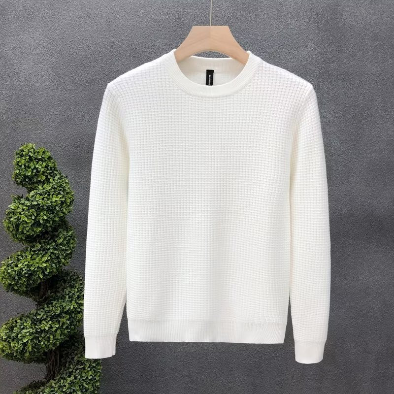 Maglione bianco in lana a trama waffle su appendiabiti, sfondo grigio, moda uomo, abbigliamento invernale elegante, stile casual chic.