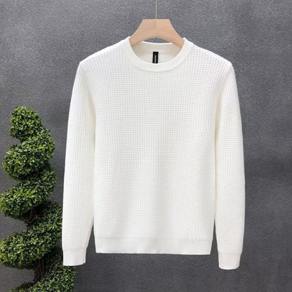 Maglione bianco in lana a trama waffle su appendiabiti, sfondo grigio, moda uomo, abbigliamento invernale elegante, stile casual chic.