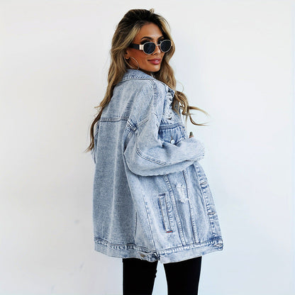 Donna con giacca di jeans oversize, occhiali da sole rotondi e capelli lunghi biondi. Moda casual, stile urbano, tendenza denim.