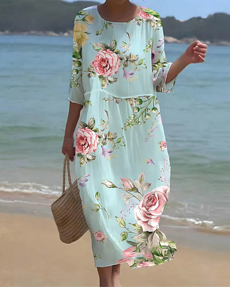 Abito estivo floreale donna, maniche lunghe, sfondo azzurro, spiaggia. Vestito casual elegante, moda mare, stile boho chic.