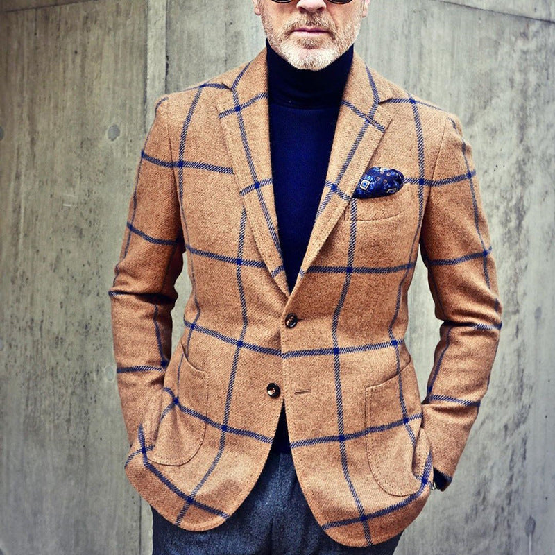 Giacca a quadri marrone su uomo con dolcevita blu, fazzoletto da taschino blu, stile elegante e moderno, moda maschile autunnale.