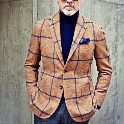 Giacca a quadri marrone su uomo con dolcevita blu, fazzoletto da taschino blu, stile elegante e moderno, moda maschile autunnale.