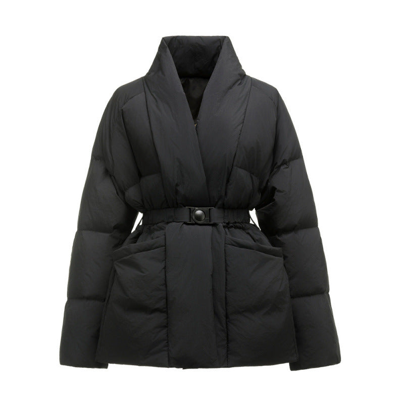 Giacca invernale nera imbottita con cintura, design elegante e moderno, ideale per il freddo. Cappotto donna alla moda, stile casual chic.