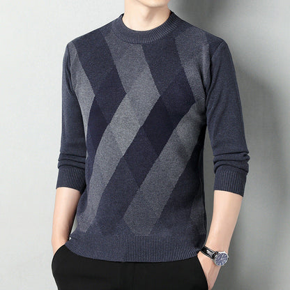 Maglione uomo a rombi blu e grigi, maniche lunghe, indossato da modello senza volto. Stile casual elegante, perfetto per moda autunnale.