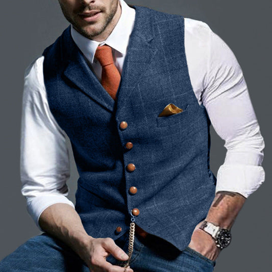 Uomo elegante in gilet blu, camicia bianca e cravatta arancione. Moda maschile, abbigliamento formale, stile moderno.