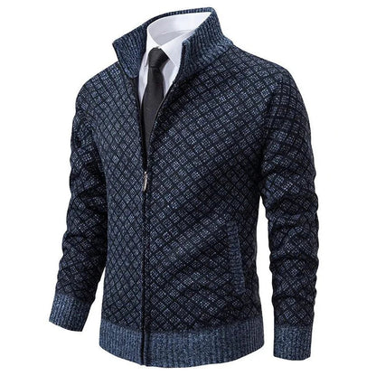 Giacca cardigan uomo blu scuro con motivo geometrico, zip frontale, colletto alto, abbinata a camicia bianca e cravatta nera. Moda elegante maschile.