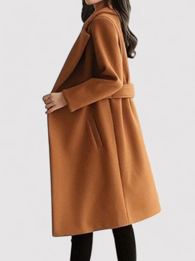Cappotto lungo marrone da donna, elegante e moderno, con cintura in vita. Perfetto per l'autunno e l'inverno. Moda femminile, abbigliamento caldo.