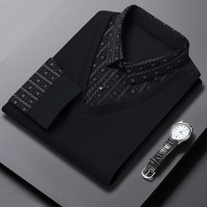 Camicia nera elegante piegata con dettagli geometrici, abbinata a un orologio da polso in pelle nera su sfondo grigio. Moda uomo, abbigliamento formale.