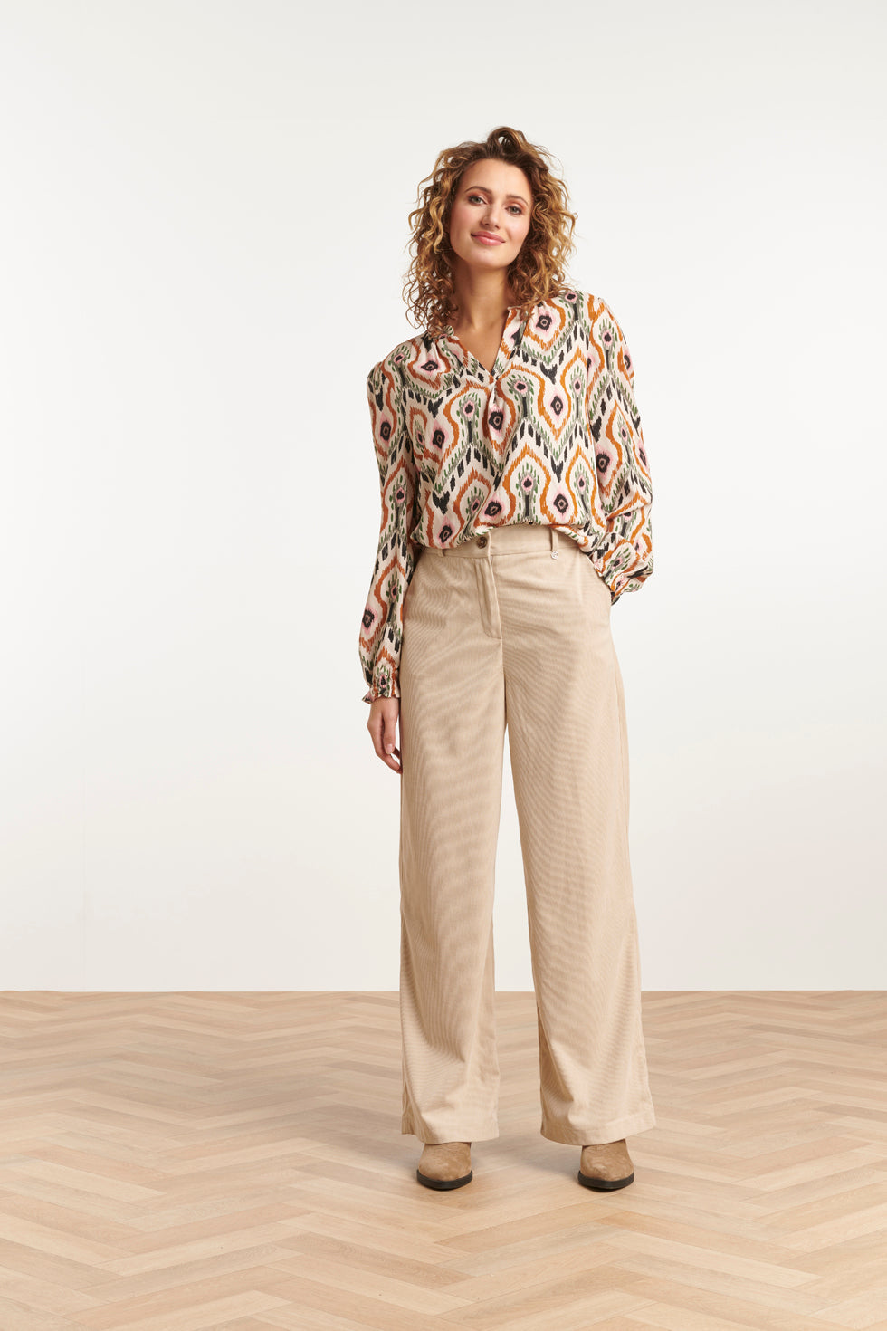 Top Donna con escote en V, ajuste amplio, estampado tribal neutro y longitud corta