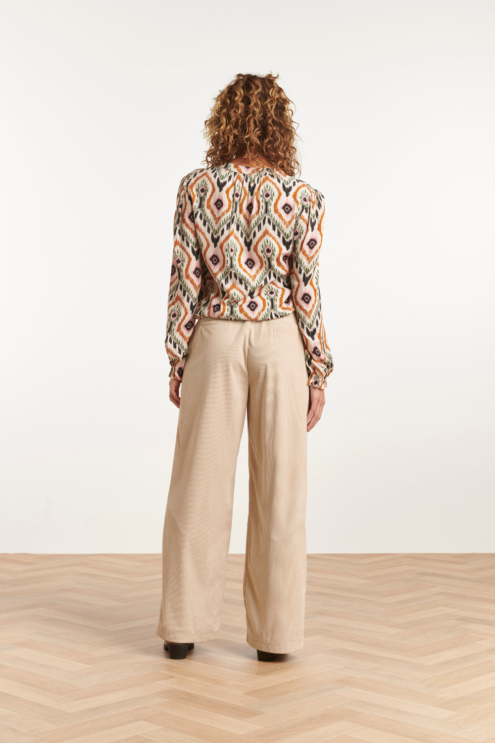 Top Donna con escote en V, ajuste amplio, estampado tribal neutro y longitud corta