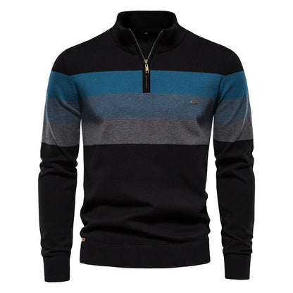 Maglione uomo a righe orizzontali blu, grigie e nere, con zip corta e colletto alto. Design elegante e moderno, ideale per moda autunnale.