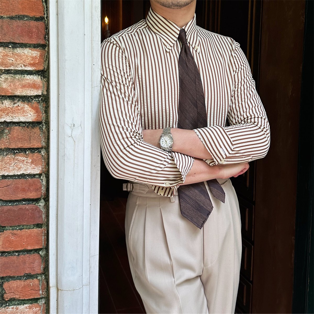 Camisa de hombre de manga larga con cuello de hebilla y motivo de rayas