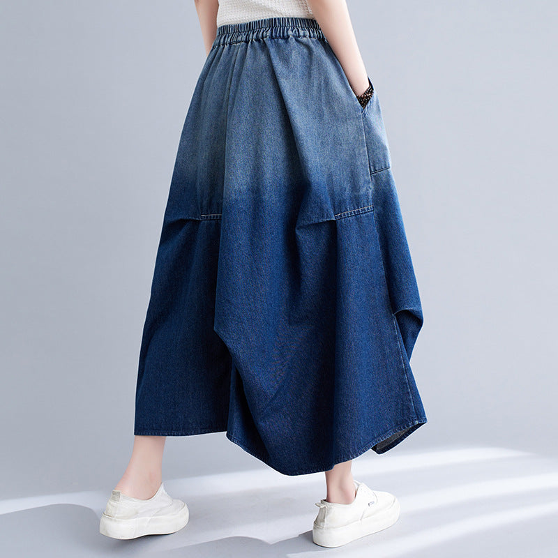 Gonna lunga in denim blu sfumato, stile casual, con tasche laterali. Moda donna, abbigliamento estivo, tendenza 2023.