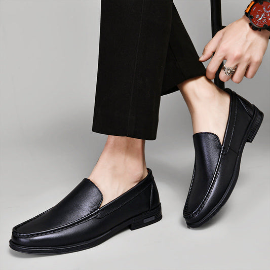 Scarpe mocassini uomo in pelle nera, eleganti e comode, indossate con pantaloni scuri. Calzature moda maschile, stile classico e raffinato.