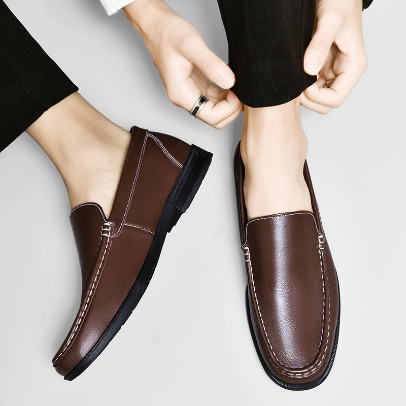 Scarpe mocassino uomo in pelle marrone, design elegante con cuciture bianche, suola nera antiscivolo. Ideali per look casual e formali.