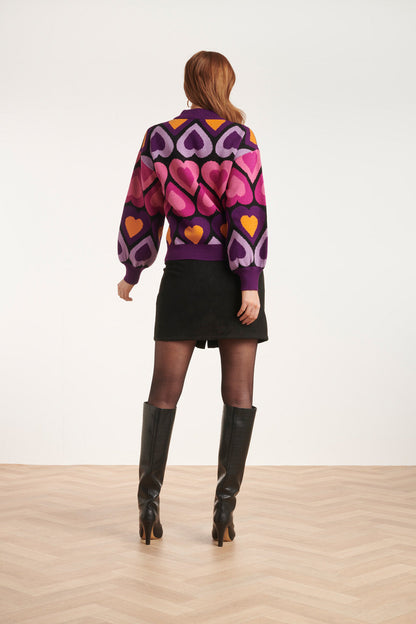 Camisa de mujer oversize con estampado de corazones y cuello alto acanalado