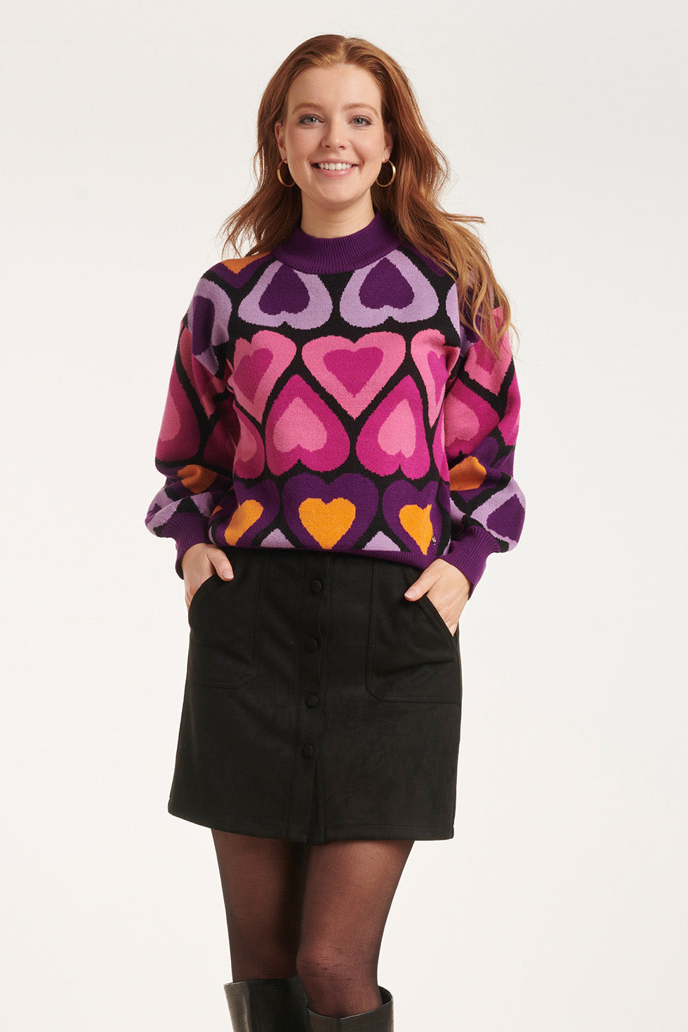 Camisa de mujer oversize con estampado de corazones y cuello alto acanalado