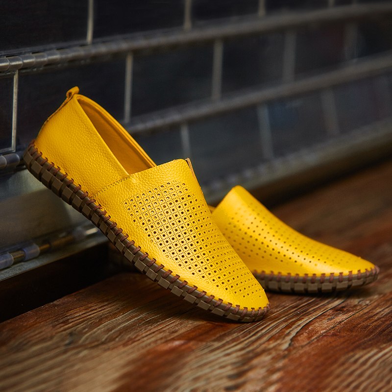 Scarpe mocassini gialle in pelle traforata, suola in gomma marrone, stile casual ed elegante, perfette per la moda estiva e il comfort quotidiano.