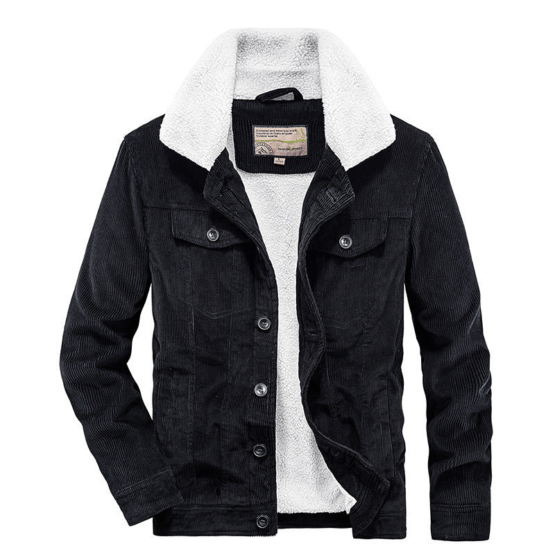 Giacca di jeans nera con fodera in pelliccia sintetica bianca, colletto ampio, bottoni frontali, tasche sul petto. Moda uomo, abbigliamento invernale.