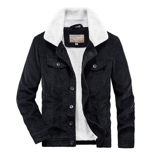 Giacca di jeans nera con fodera in pelliccia sintetica bianca, colletto ampio, bottoni frontali, tasche sul petto. Moda uomo, abbigliamento invernale.