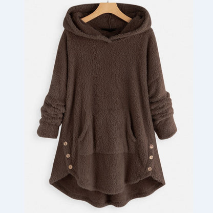 Felpa con cappuccio marrone in pile, design oversize, tasche frontali, bottoni laterali decorativi. Abbigliamento casual autunnale caldo e comodo.