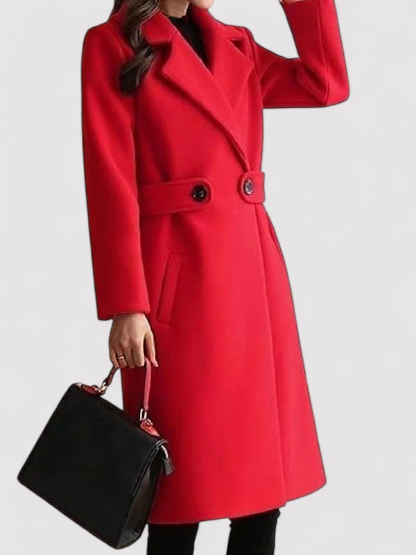 Cappotto rosso elegante da donna con cintura e bottoni, abbinato a borsa nera. Moda invernale, abbigliamento femminile chic e sofisticato.