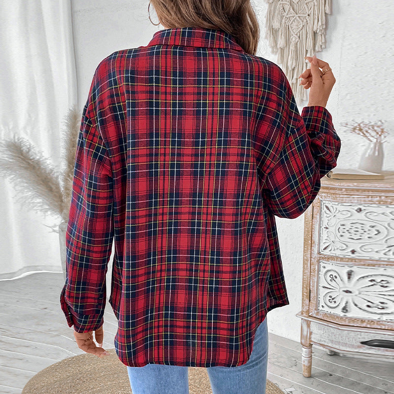 Donna con camicia a quadri rossa e blu, vista posteriore. Moda casual autunnale, interni boho con mobili in legno e decorazioni naturali.