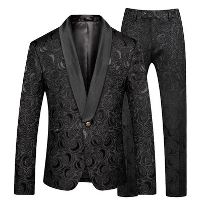 Completo elegante nero con motivo floreale, giacca con revers a scialle e pantaloni coordinati. Abbigliamento formale uomo, moda cerimonia.