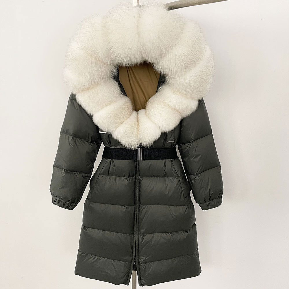 Cappotto invernale lungo verde scuro con cappuccio in pelliccia bianca, imbottito, elegante e caldo, ideale per moda donna e protezione dal freddo.