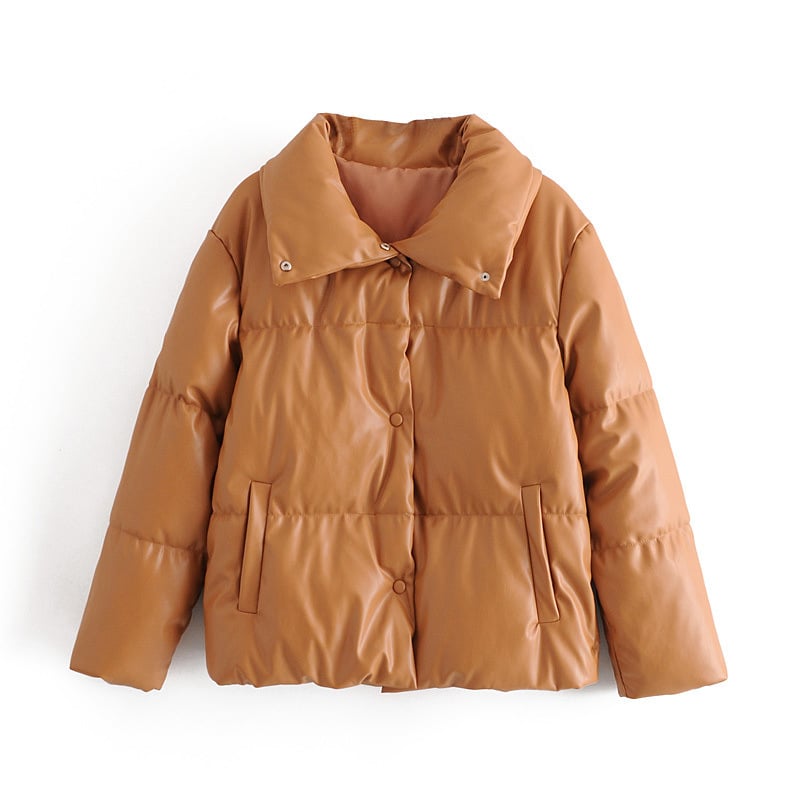 Giacca imbottita marrone chiaro in ecopelle, con colletto ampio e bottoni frontali. Design moderno e caldo, ideale per l'inverno.
