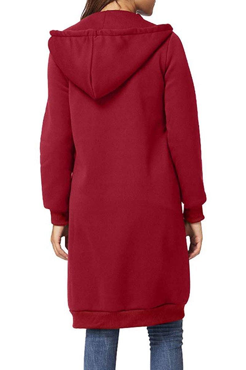 Donna con cappotto rosso lungo con cappuccio, vista posteriore. Moda invernale, abbigliamento casual, giacca calda, stile urbano.