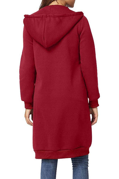 Donna con cappotto rosso lungo con cappuccio, vista posteriore. Moda invernale, abbigliamento casual, giacca calda, stile urbano.