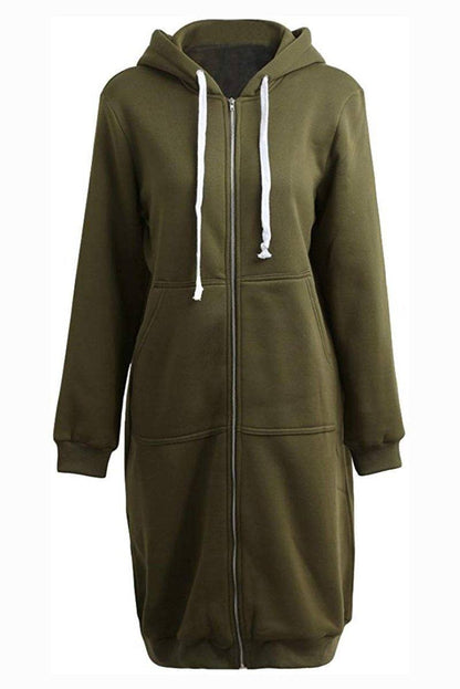 Felpa lunga con cappuccio verde oliva, zip frontale, tasche laterali, cordini bianchi. Abbigliamento casual donna, moda autunno inverno.