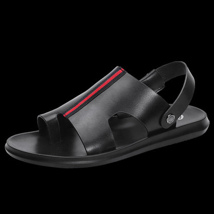 Sandalo uomo in pelle nera con cinturino posteriore, dettagli rossi, suola piatta. Calzatura estiva elegante e comoda.