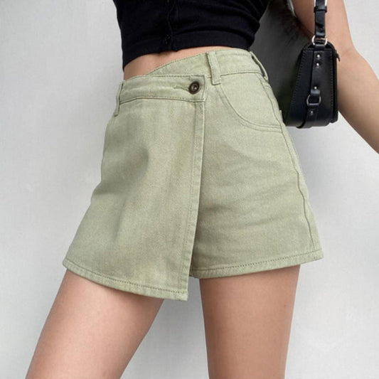 Shorts verde chiaro da donna, stile casual, con tasche e bottone, abbinati a top nero. Moda estiva, abbigliamento femminile trendy.