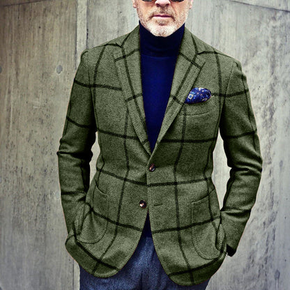 Giacca a quadri verde su uomo elegante con dolcevita blu e fazzoletto da taschino. Moda maschile autunnale, stile sofisticato.