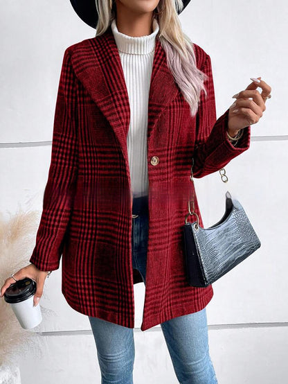 Donna con cappotto rosso a quadri, maglione bianco, jeans, borsa nera e cappello nero. Moda autunnale, stile casual chic.