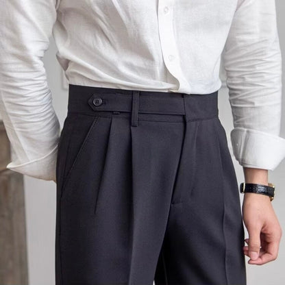 Camicia bianca elegante e pantaloni neri classici da uomo, moda formale, abbigliamento da ufficio, stile business, outfit professionale.