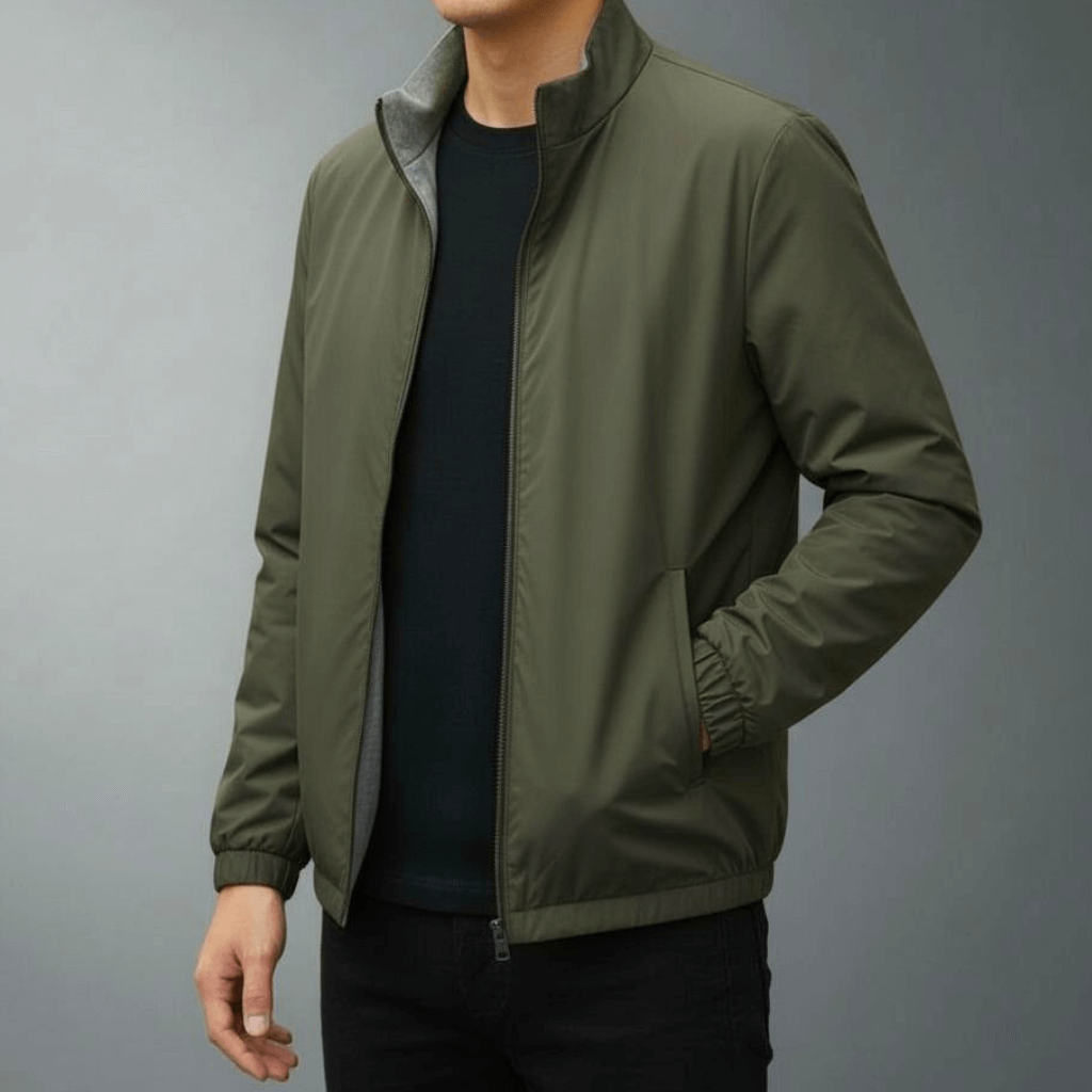 Giacca verde oliva da uomo, stile casual, con zip frontale e colletto rialzato. Ideale per moda autunnale e look urbano.