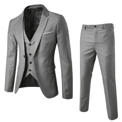 Completo da uomo tre pezzi elegante con gilet e pantaloni per cerimonie e ufficio
