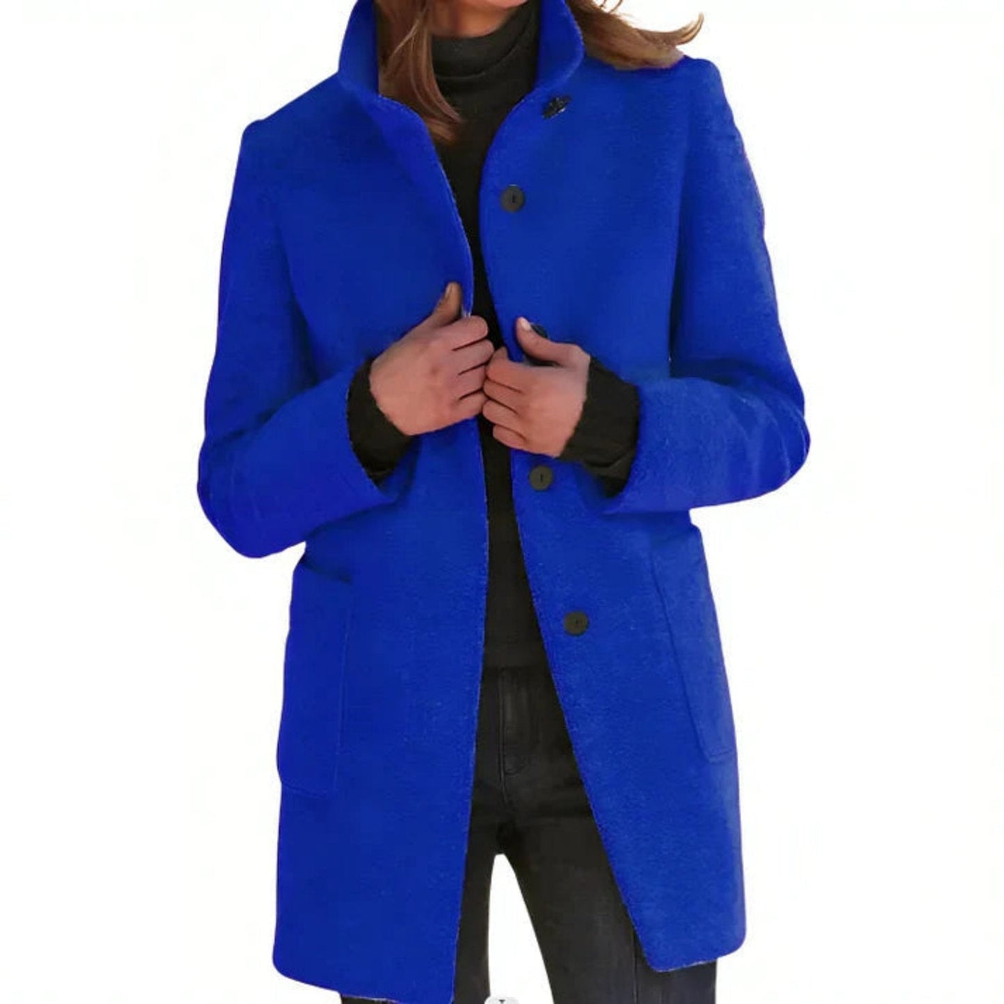 Cappotto blu elettrico da donna, elegante e moderno, con bottoni neri e tasche frontali. Ideale per moda invernale e look casual chic.