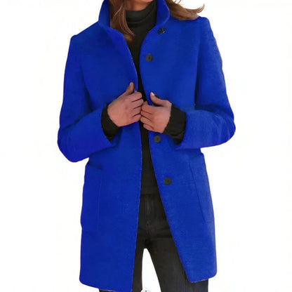 Cappotto blu elettrico da donna, elegante e moderno, con bottoni neri e tasche frontali. Ideale per moda invernale e look casual chic.