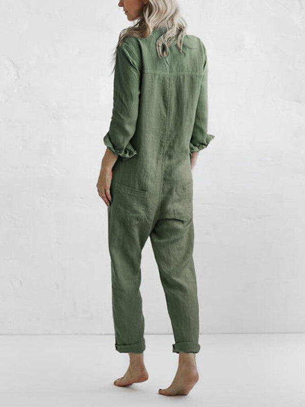 Donna di spalle con tuta verde oliva, maniche arrotolate, su sfondo bianco. Moda casual, abbigliamento comodo, stile minimalista.