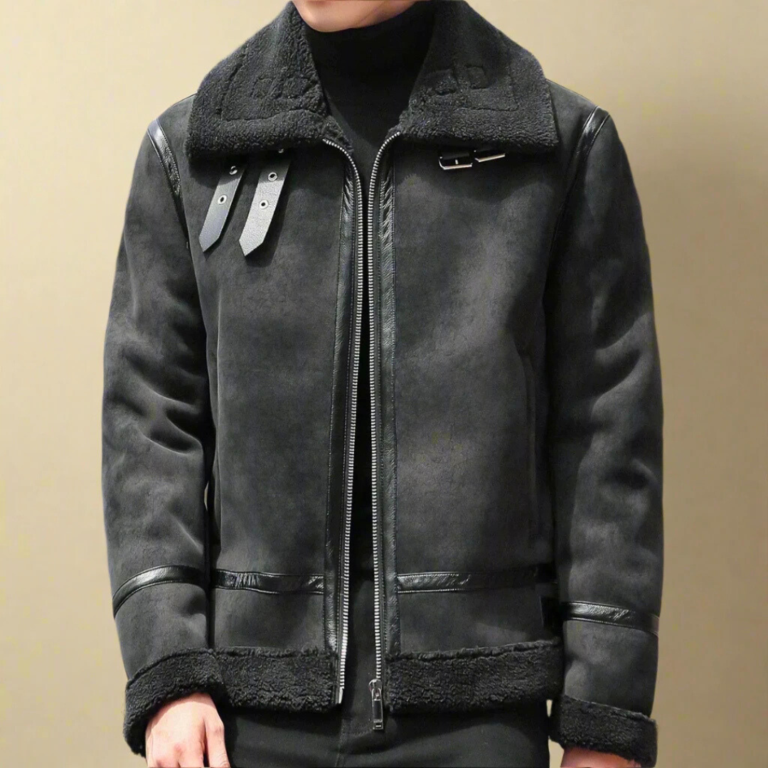 Giacca invernale uomo in pelle nera con fodera in shearling, chiusura zip, dettagli fibbie, stile casual elegante, moda maschile autunno inverno.