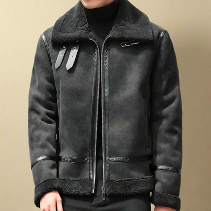 Giacca invernale uomo in pelle nera con fodera in shearling, chiusura zip, dettagli fibbie, stile casual elegante, moda maschile autunno inverno.
